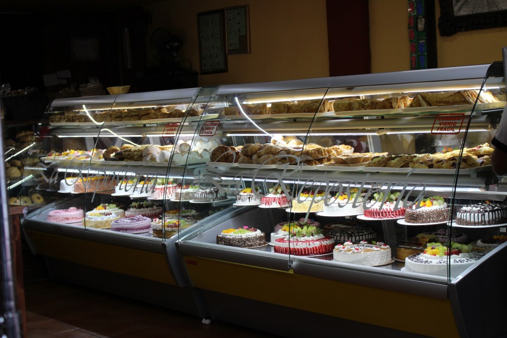 There were panaderias (bakeries) everywhere with beautifully decorated cakes.