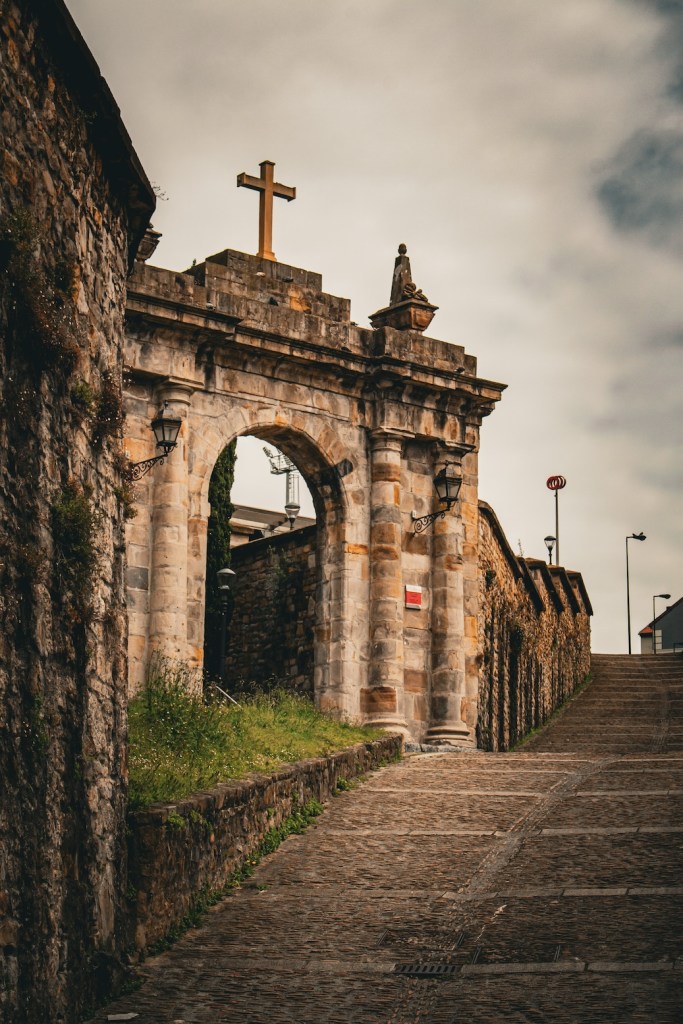 Arco del Triunfo de Mallonako Garaipenaren Arkua Portada del antiguo cementerio de Mallona, Bilbao, Spain, April 2024
